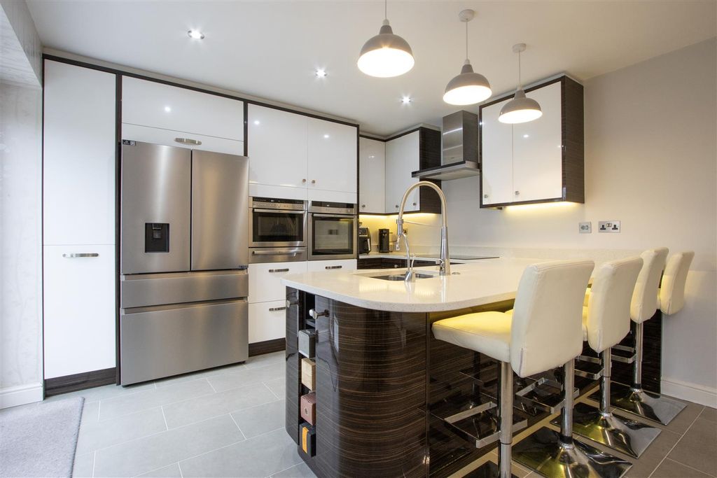 Property photo 2 of 27 Dining Kitchen