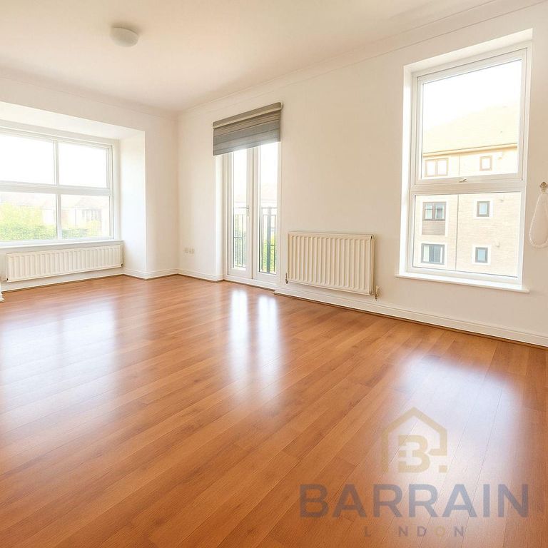 Property photo 2 of 7 Spacious Living Room At Wesley Avenue, E16 For Sal