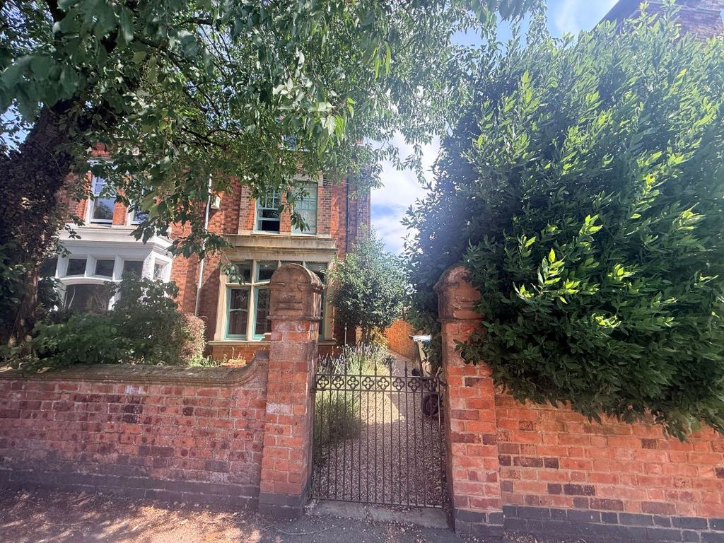 Property photo 2 of 28
