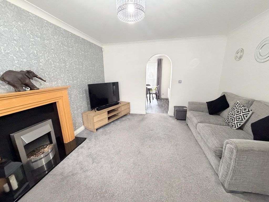 Property photo 2 of 11 Lounge