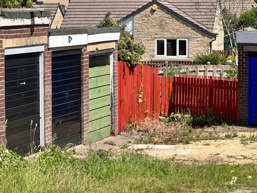 Property photo 2 of 2 Garage