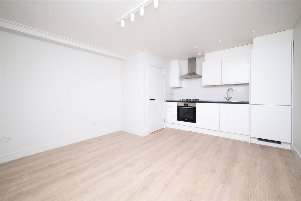 Property photo 1 of 9 Kitchen/Reception