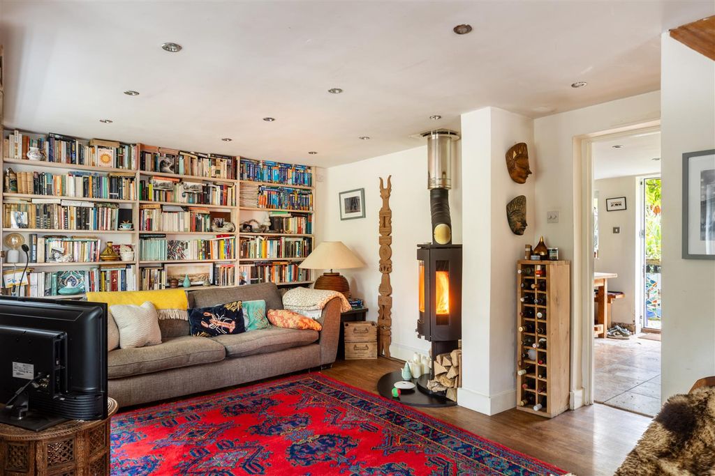 Property photo 2 of 28