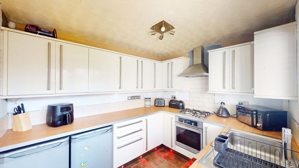 Property photo 3 of 18 Kitchen