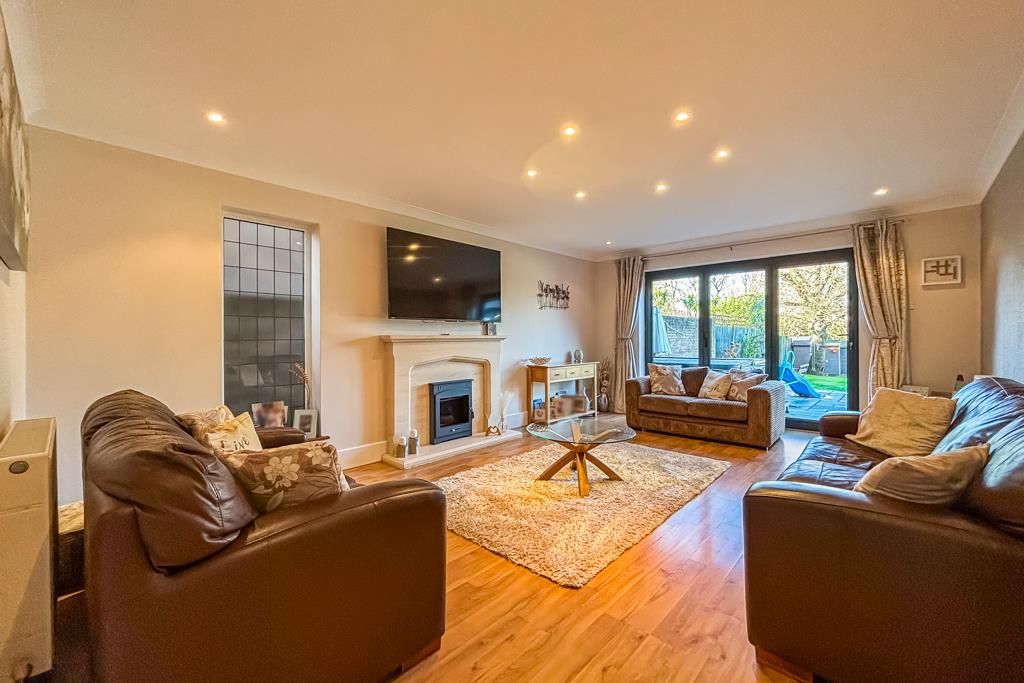 Property photo 2 of 33 Lounge