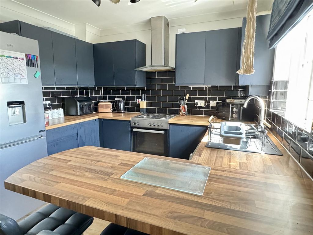 Property photo 3 of 25 Kitchen Diner:
