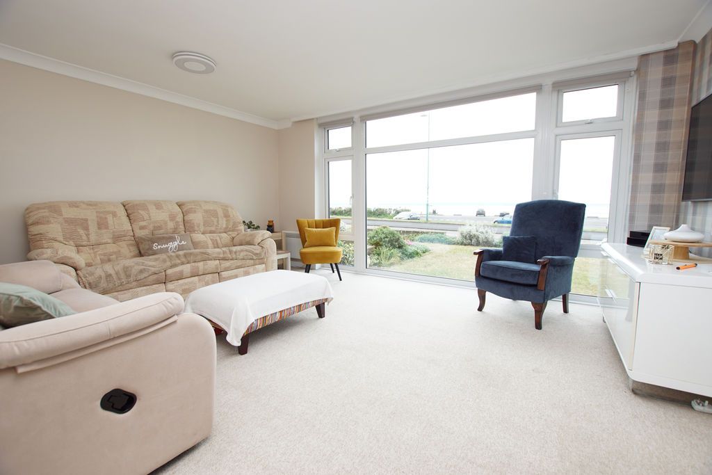 Property photo 2 of 16 Lounge