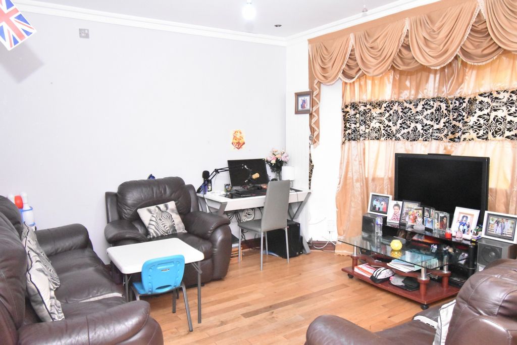 Property photo 3 of 9 Gallery