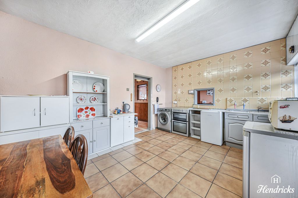 Property photo 2 of 27