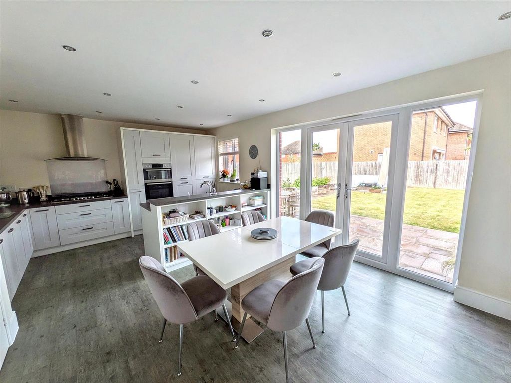 Property photo 3 of 22 Dining Area