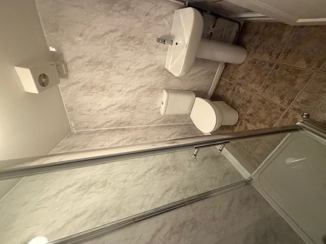 Studio to rentSelf Contained, Studio Student Flat LL57 photo 5