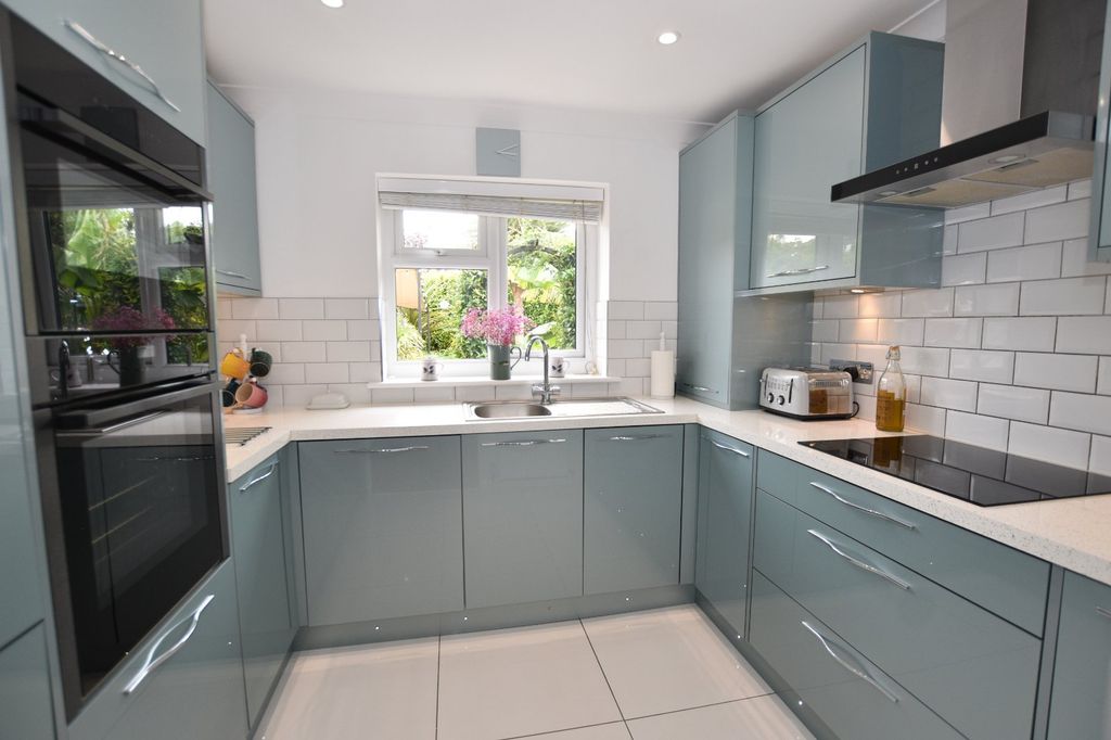 Property photo 2 of 19 Kitchen