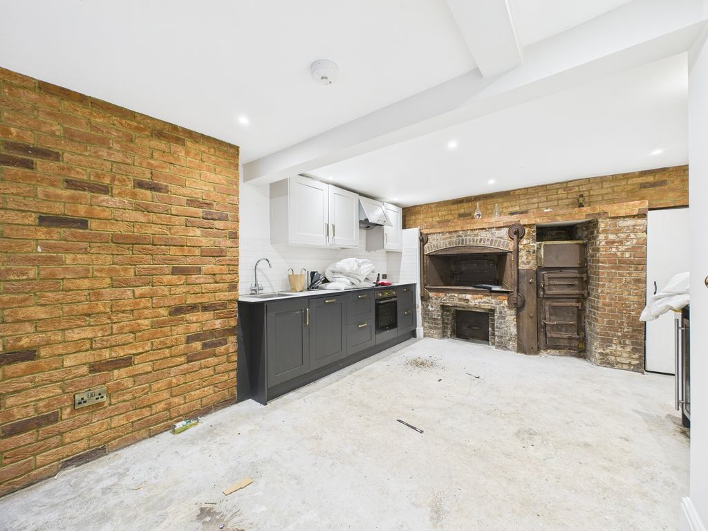 Property photo 1 of 14 Cam04693G0-Pr0031-Still012