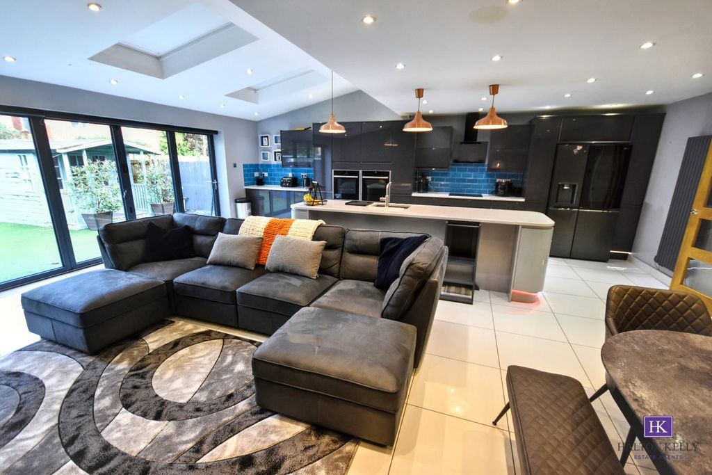 Property photo 3 of 28 Open Plan Family Kitchen