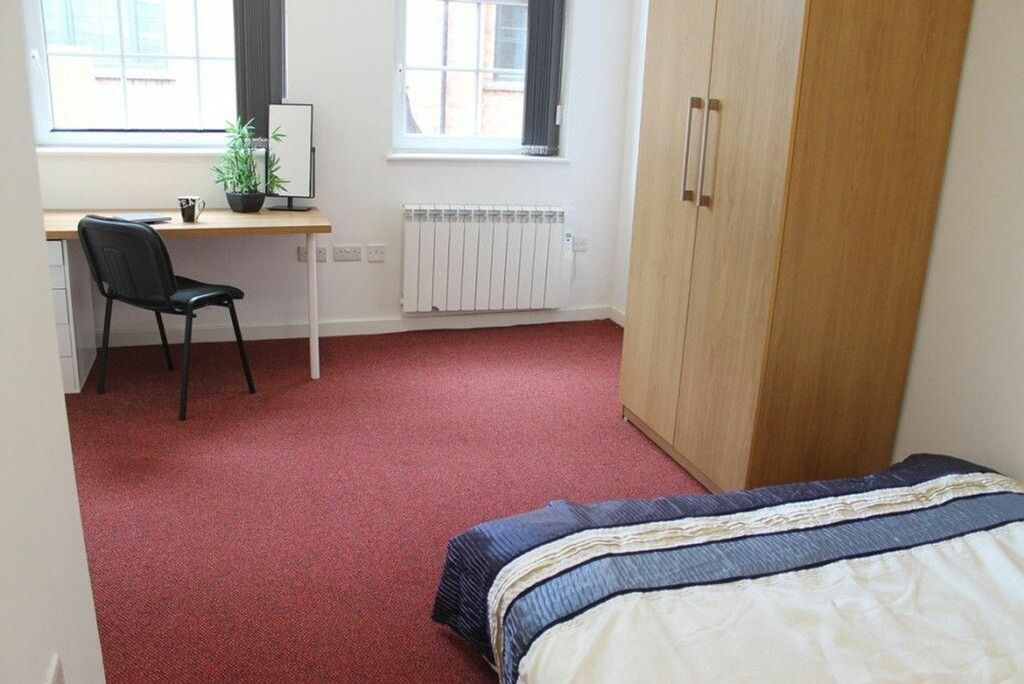 Property photo 1 of 6 This Inviting Double Bedroom Features A Spacious l...