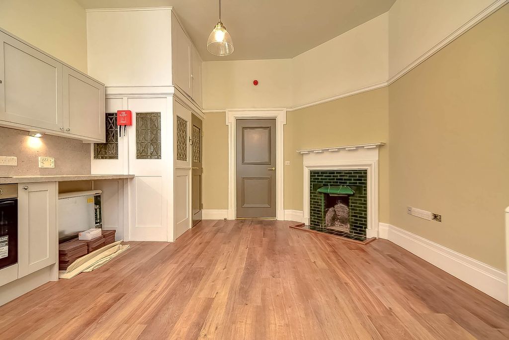 Property photo 3 of 10 Op Kitchen / Living