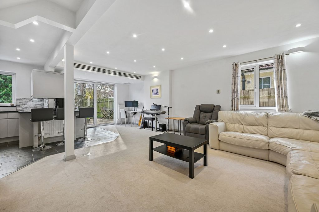 Property photo 3 of 25