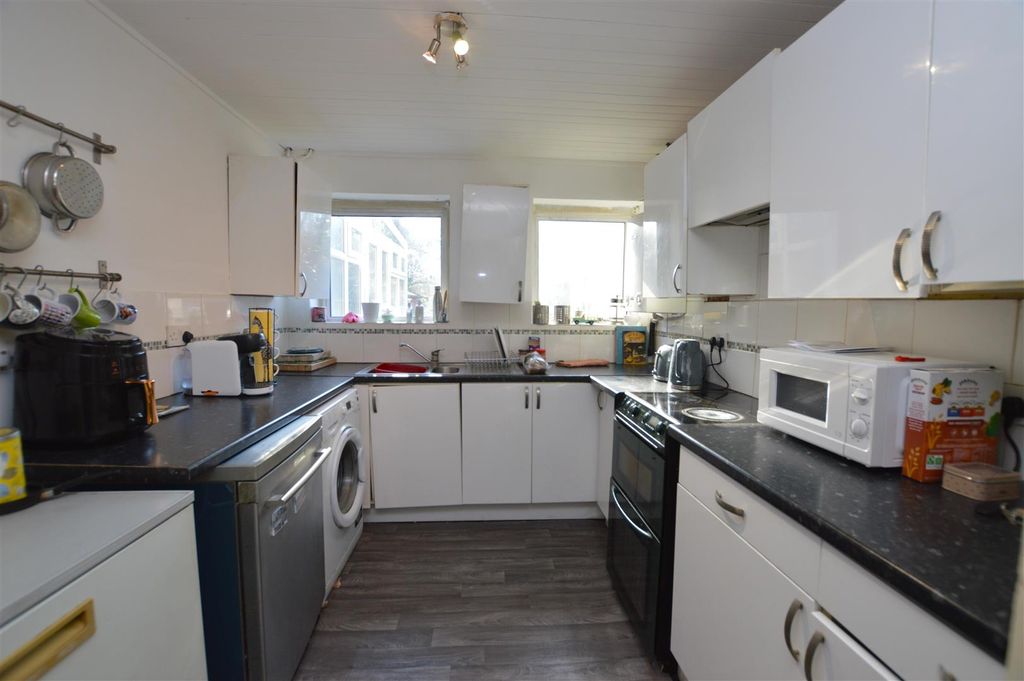 Property photo 3 of 12 3 Mill Farm Crescent Kitchen2.Jpg