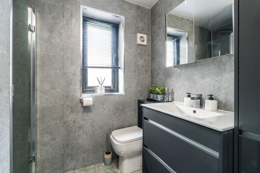 Property photo 3 of 21 En Suite