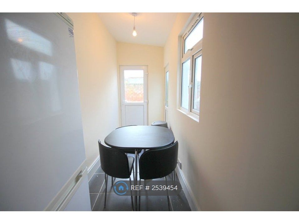 Property photo 2 of 8 Conservatory