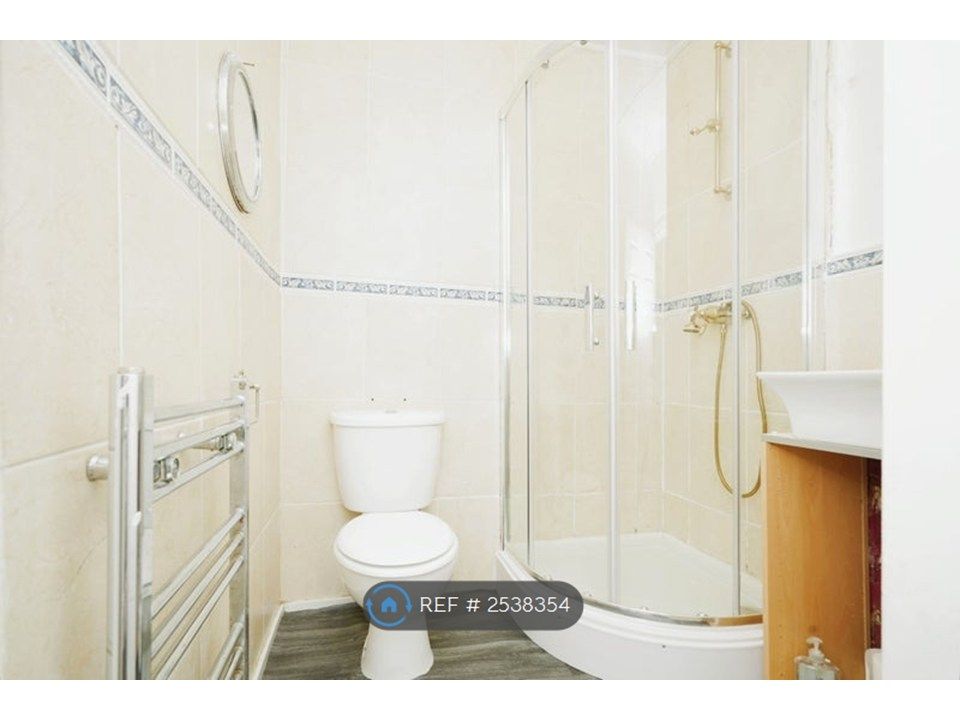 Property photo 1 of 5 Shared Bathroom