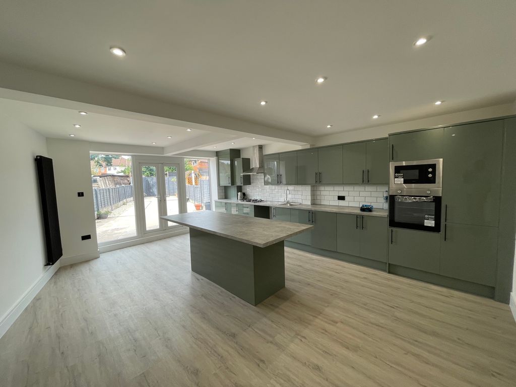 Property photo 2 of 12 Kitchen