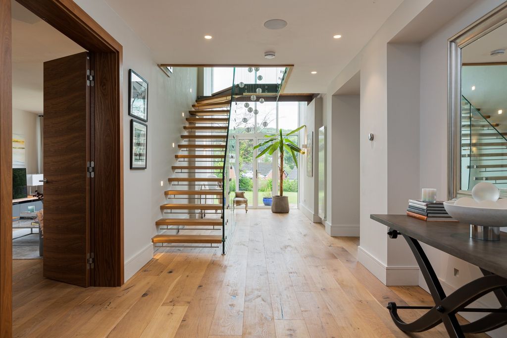 Property photo 3 of 21 Entrance Hall
