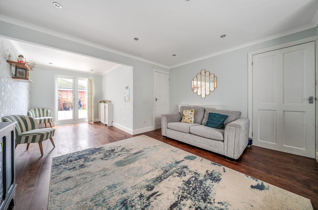 Property photo 2 of 18 1392937-19-693Bf5...