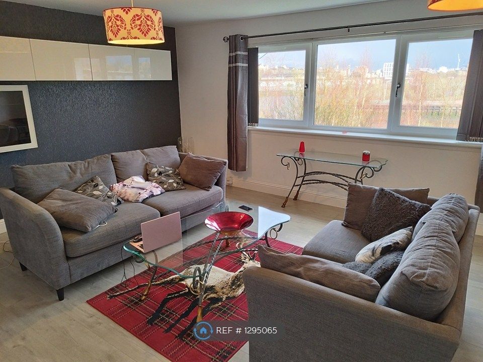 Property photo 1 of 14 Living Room