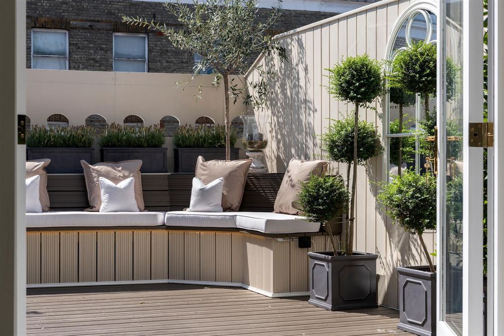 Property photo 3 of 16 Flat 5, Caroline Walk Lo-45.Jpg