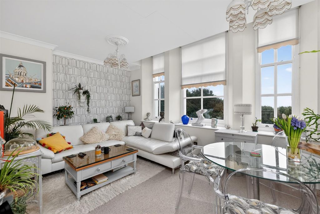 Property photo 3 of 21 Lounge