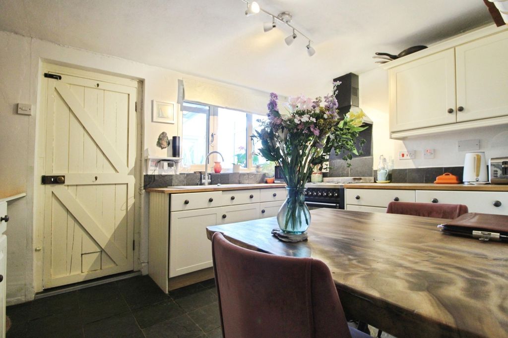 Property photo 3 of 19 Kitchen Breakfast Alt