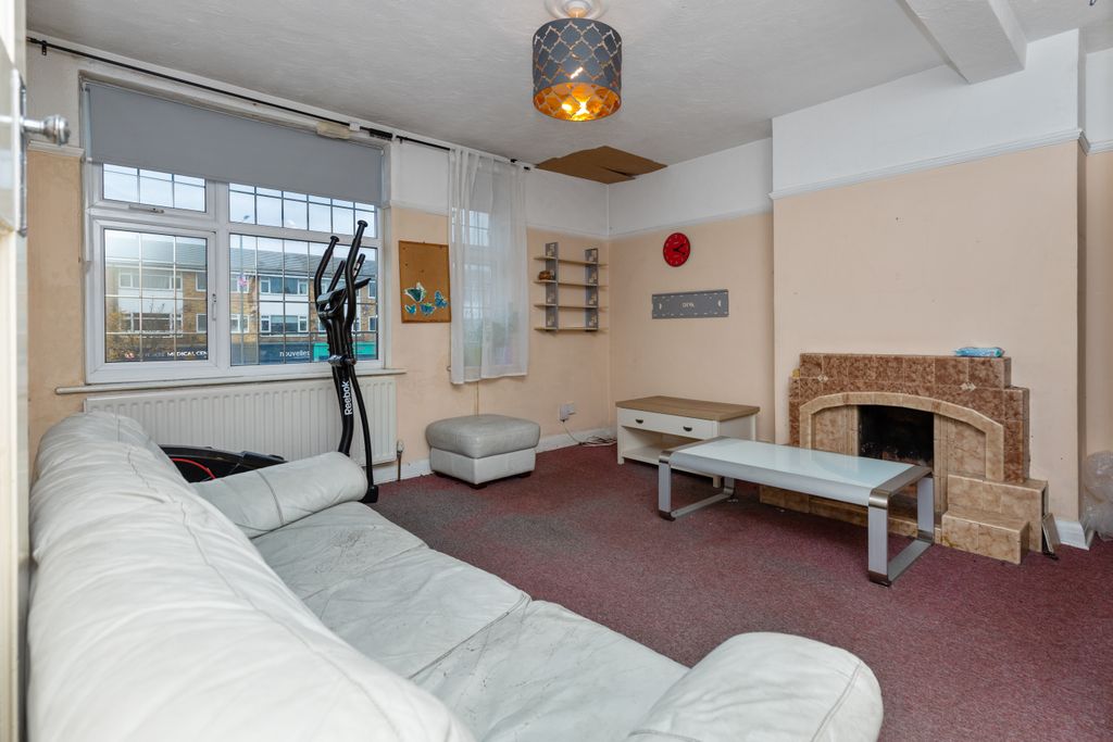 Property photo 2 of 9 419A Kingston Road, Epsom, Kt19 0BT