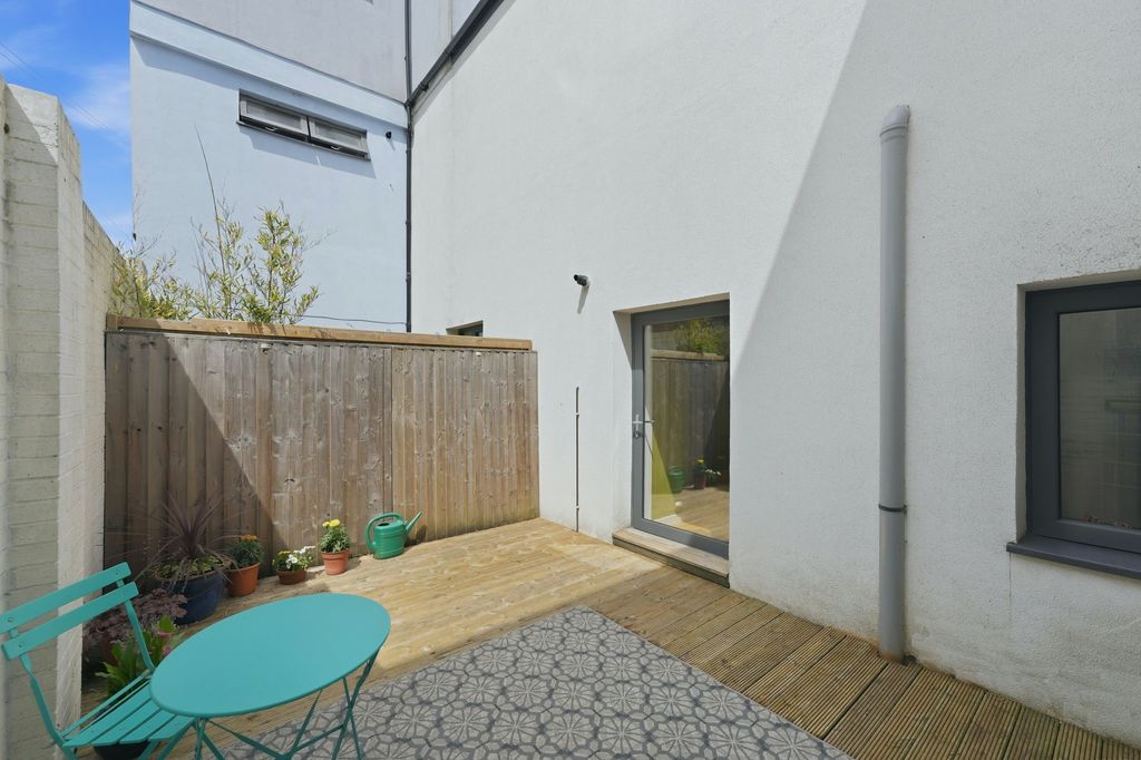 Property photo 2 of 23