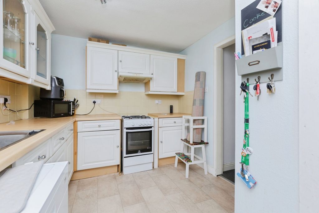 Property photo 3 of 17 Kitchen