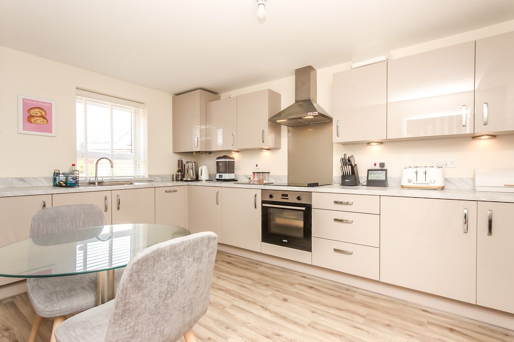 Property photo 3 of 11 Kitchen