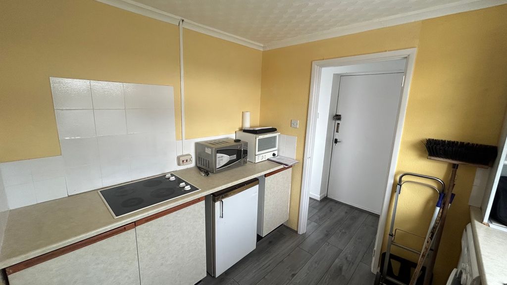 Property photo 2 of 6 Kitchen