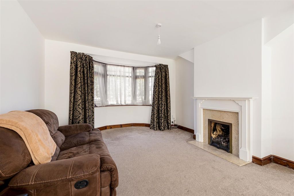 Property photo 2 of 27 Larkshall Road, E4