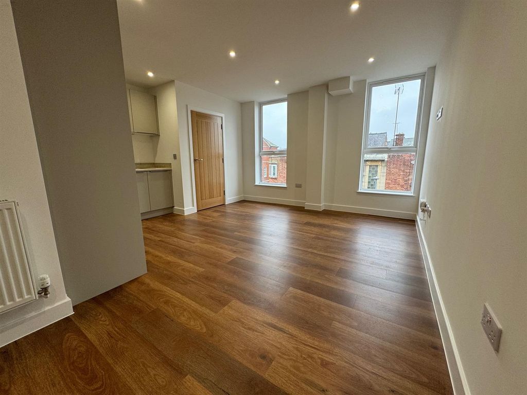 Property photo 3 of 10 Lounge Kitchen