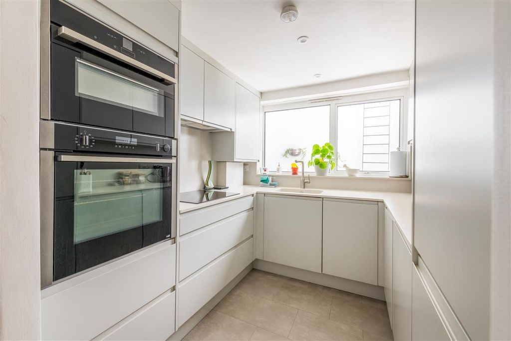 Property photo 3 of 23 Flat 1, 37 Montpelier Crescent-3.Jpg