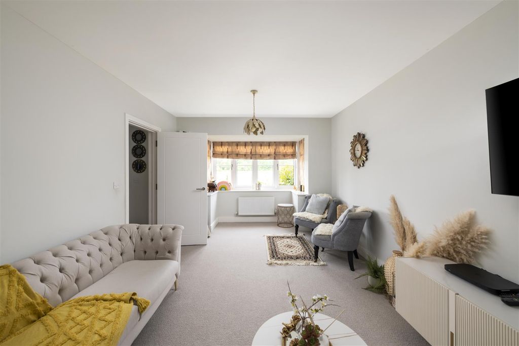Property photo 2 of 17 32_Luscombe_Way_Internals11_3.Jpg