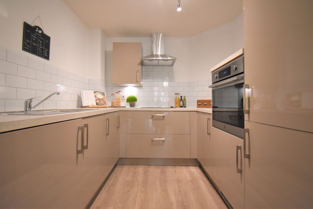 Property photo 3 of 17 Kitchen