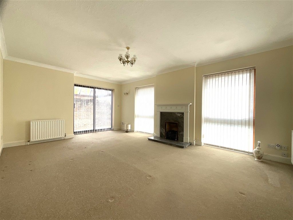 Property photo 3 of 14 Lounge