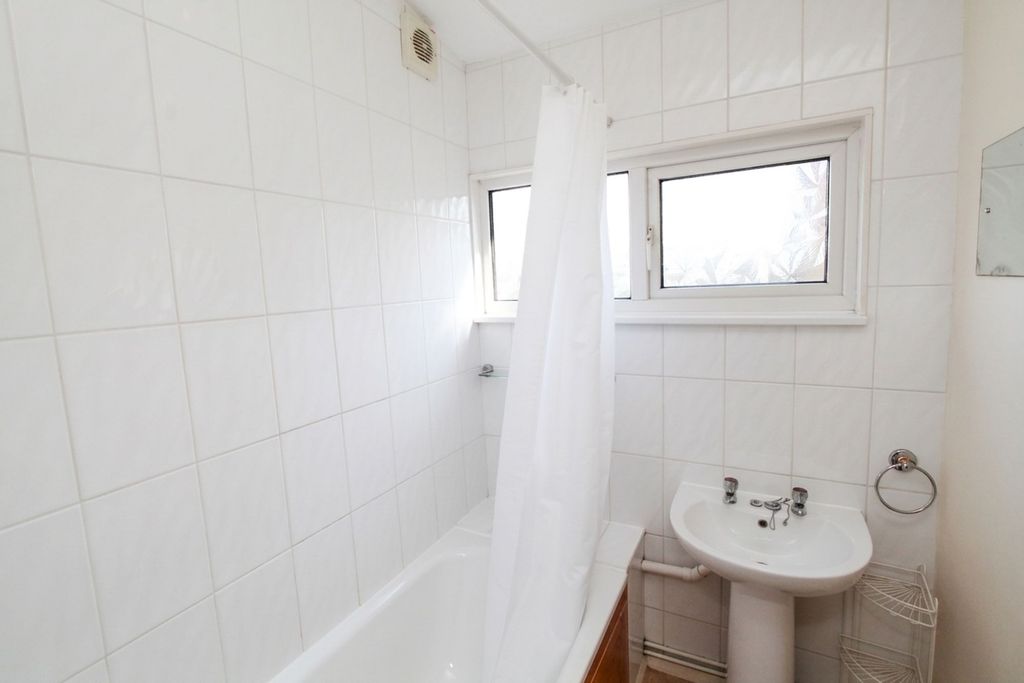 Property photo 3 of 13 Bathroom