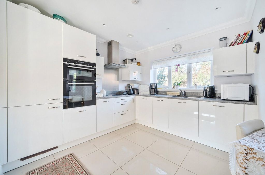 Property photo 3 of 12 Kitchen