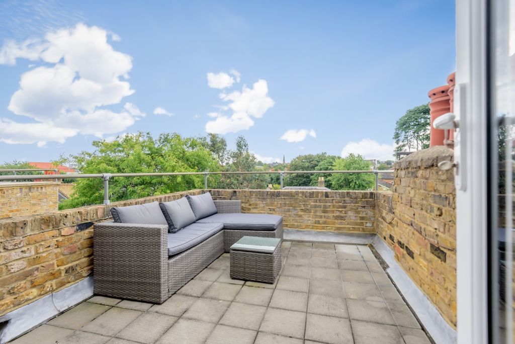 Property photo 3 of 8 895831 (7)