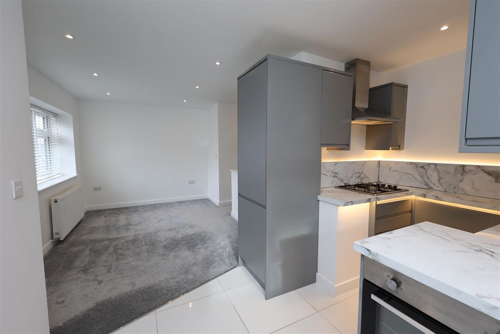 Property photo 3 of 11 Kitchen