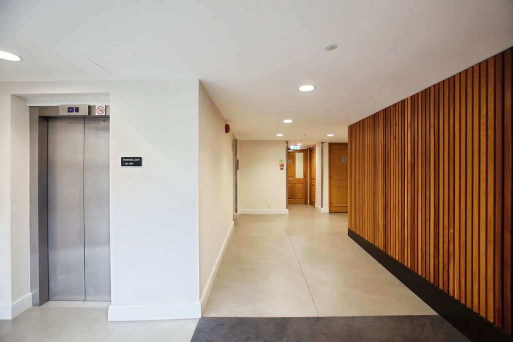 Property photo 3 of 12 Lobby