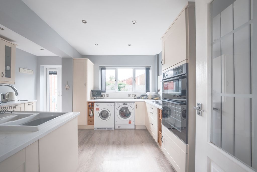 Property photo 3 of 21 Xt5A2144-Hdr(3)