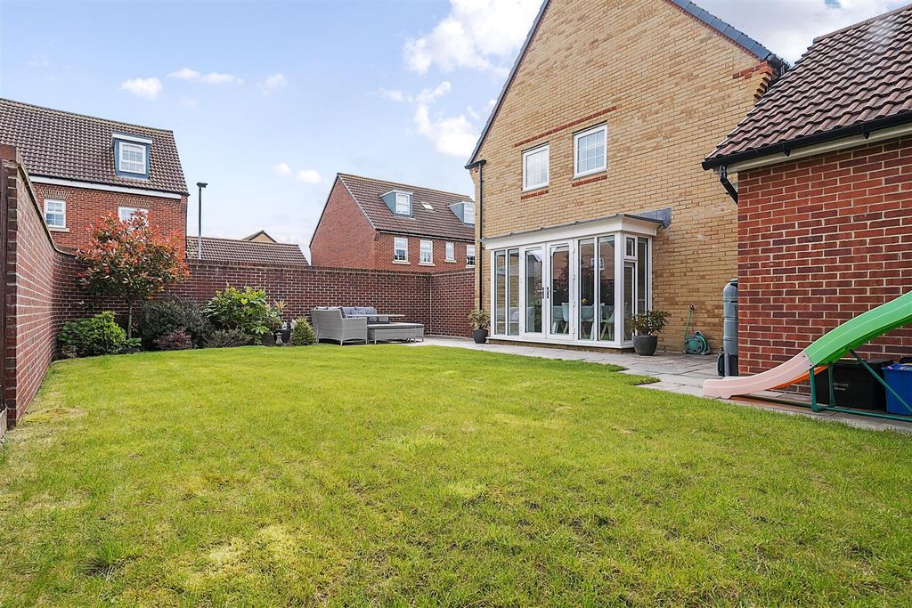 4 bed detached house for saleNash Meadow, Devizes SN10 photo 5